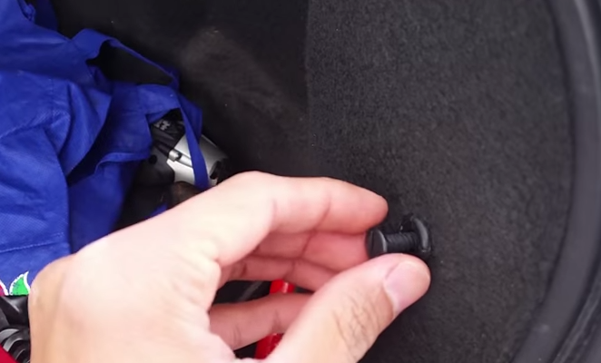 Выкручиваем пластмассовый винт в багажнике Хонда Цивик