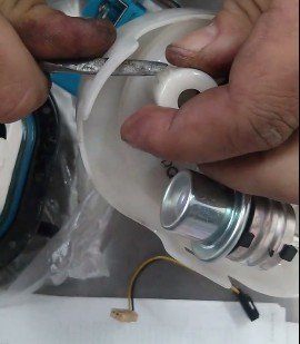 Снимаем заглушку топливо провода и уплотнительное кольцо Хендай Туссан